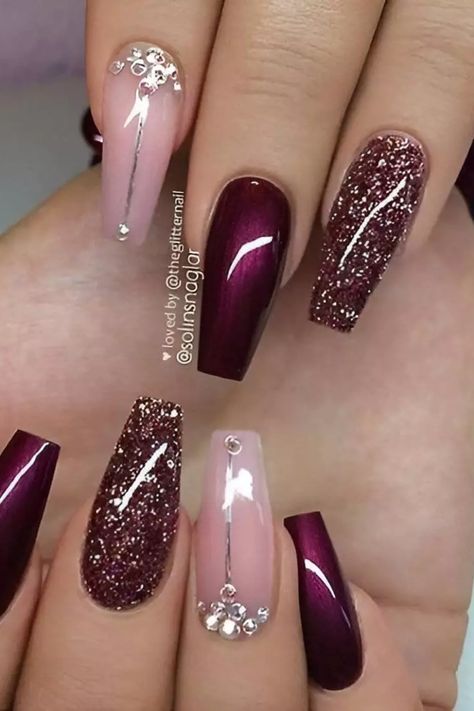 If you’re a nail girlie, you know we always prepare two steps ahead. Summer might not be over yet, but it’s coming… Maroon Nail Designs, Burgundy Nail Art, Burgundy Acrylic Nails, Burgundy Nail Designs, Hoco Nails, Wine Nails, Coffin Nails Matte, Maroon Nails, Classy Nail Designs