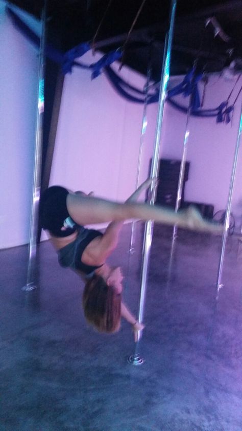 Ayesha.. why so blurry. Pole fitness. Pole dance moves Pole Dance Ayesha, Ayesha Pole Move, Fungal Rash, Pole Moves, Pole Dance Moves, Natural Anti Aging, Pole Fitness, Line Dancing, Pole Dance