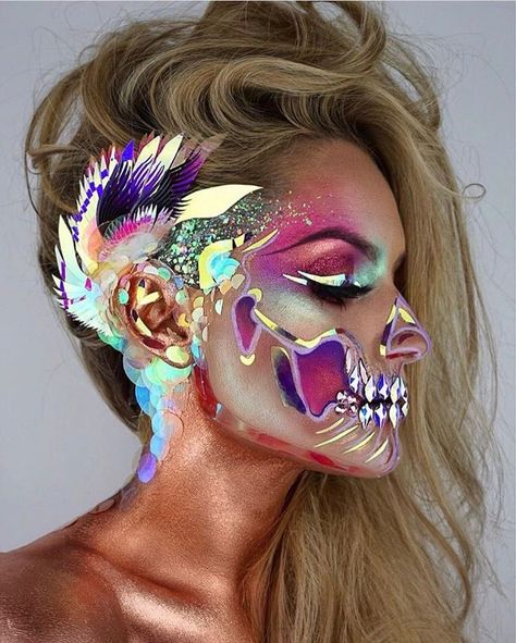 - Tilt Professional Makeup (@tiltmakeup) on Instagram: “Holo Wings Skull by the mesmerising @the_wigs_and_makeup_manager . . #amazingmakeupart…” Makeup Carnaval, Makeup Pinterest, Make Up Diy, Fantasy Make-up, Halloween Make-up Looks, Drag Make-up, Braut Make-up, Special Effects Makeup, Skull Makeup