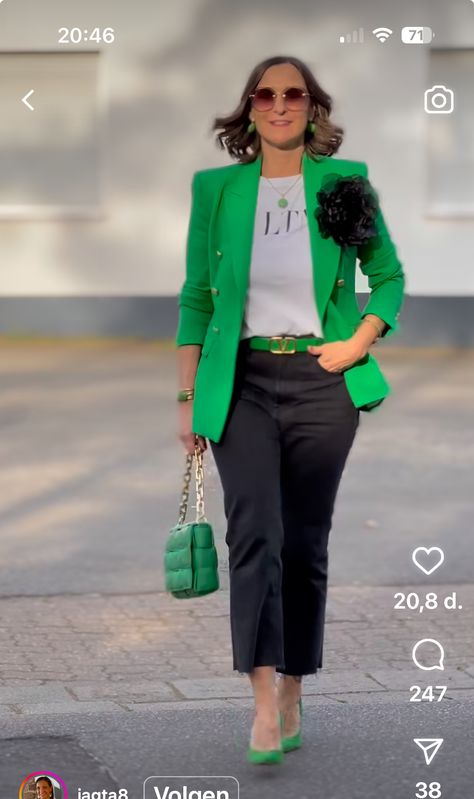 Kelly Green Jacket Outfit, Casual Green Office Blazer, Outfit Saco Verde, Casual Green Blazer For Business Casual, Kelly Green Blazer Outfit, Saco Verde Mujer Outfit Casual, Chic Green Blazer For Work, Chic Green Blazer For Office Wear, Classy Style Outfits