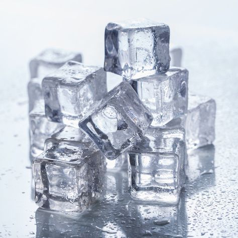 Cubitos de hielo sobre la mesa | Free Photo #Freepik #freephoto #invierno #agua #luz #cocina Berbuka Puasa, Ice Makers, Ice Maker Machine, Portable Ice Maker, Ice Scoop, Ice Cube Maker, Ice Bag, Ice Machine, Water Level