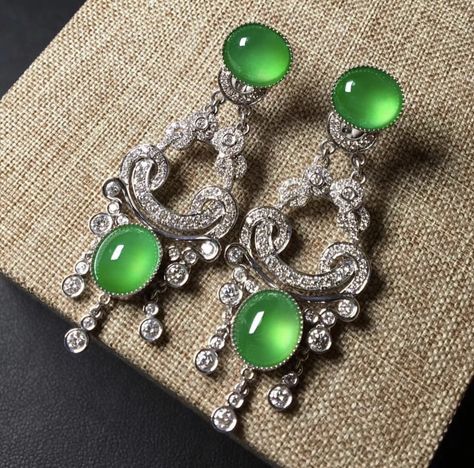 Jade Jewelry Chinese, Jade Jewelry Design, Paper Mache Animal Head, Food Garnish, Chrysoprase Jewelry, Verde Jade, Jewelry Emerald, Jewerly Designs, Expensive Jewelry Luxury