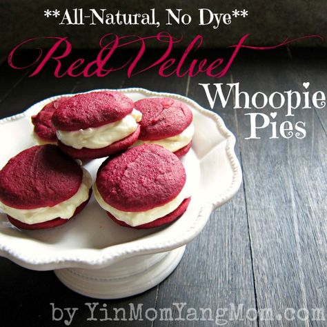 Red velvet whoopie pies (no artificial food coloring) Red Velvet Cake Cookies, Homemade Red Velvet Cake, Red Velvet Whoopie Pies, Bolo Red Velvet, Cake Sandwich, Cookie Sandwich, Whoopie Pie, Semi Homemade, Whoopie Pies