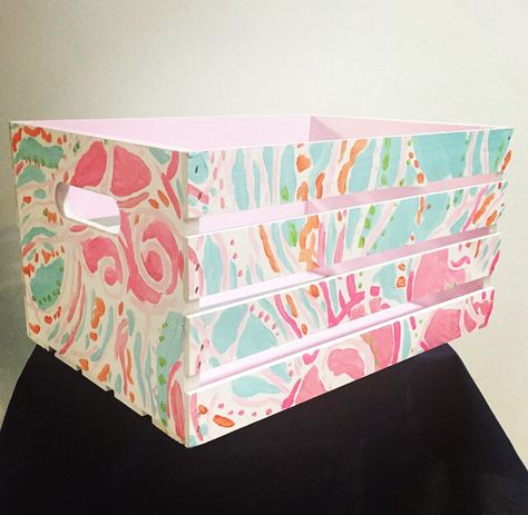 https://instagram.com/p/6QLQATlxIQ/  Cute lilly pulitzer crate from southerngirlsolution on etsy Swimsuit Crate, Crate Painting Ideas, Wooden Crate Painting Ideas, Painted Wooden Crate, Painted Crate, Beachy Art, Fun List, Lilly Pulitzer Inspired, Cute Diy Projects