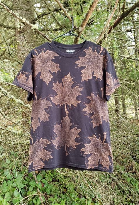 "❧Hand carved fall leaves printed with bleach on a black T-shirt ❧ This is a MADE TO ORDER listing and will take 1-8 weeks to ship out. ❧Please note that due to the nature of the printing process, there may be slight variations to the print itself. ❧ SIZE CHART (Unisex/men's sizing,measured flat across chest and from shoulder to bottom hem): S- 17\" Chest, 24\" Long M- 19\" Chest, 28\" Long L- 21\" Chest, 28\" Long XL- 23.5\" Chest, 30\" Long 2XL- 25\" Chest, 30\" Long ❧Fabric is cotton and prov Bleach Leaf Print, Bleach Printed Shirts, Bleach Leaf Hoodie, Leaf Bleach Printing, Bleach Printing On Fabric, Bleach Art On Clothes, Bleach Tshirt Designs, Bleach Clothes Design, Bleach Art Shirts