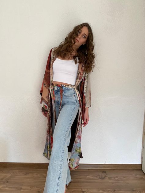 Boho First Date Outfit, Boho Modern Fashion, Boho Jean Outfits, Boho Outfits With Jeans, Hippie Modern Outfits, Boho 2024 Fashion, Hippie Chic Outfits Boho Street Styles, Jeans Boho Outfit, Modern Boho Chic Outfits