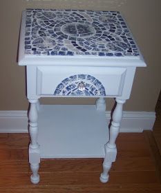 Uniquely Chic: Blue and White Mosaic Side Table Cool Bedside Tables, Mosaic Side Table, Mosaic Patio Table, Blue Bedside Tables, Bedside Table Contemporary, Furniture Blue, Mosaic Furniture, Out Of Mind, Mosaic Vase