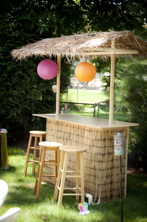 Tiki Bars Diy, Outdoor Tiki Bar, Food Stall Design, Luau Party Decorations, Lake House Food Ideas, Outside Bars, Hawaiian Luau Party, Luau Theme Party, Fiesta Tropical