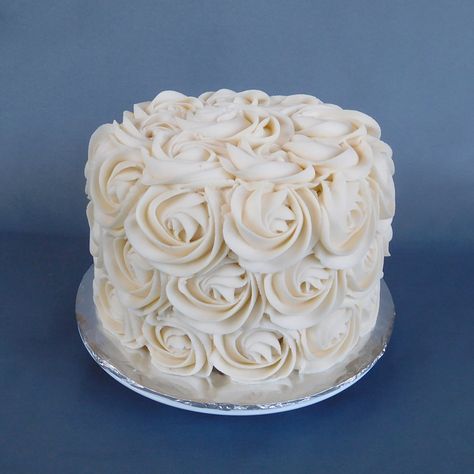 White Rossette Cakes Birthday, White Rose Cake Design, White Rose Cake Birthday, Roses Cake Design, Rossete Cake Ideas, White Cake With Roses, White Rose Cupcakes, White Roses Cake, White Smash Cake