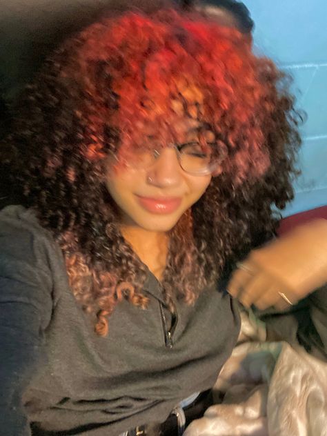 Curly Hair Colored Ideas, Two Tone Curly Hair, Red Highlights Curly Hair, Dyed Hair Curly, Curly Dyed Hair Natural Curls, Curly Hair Dye, Colorful Curly Hair, Egirl Inspo, Curly Bob Haircut