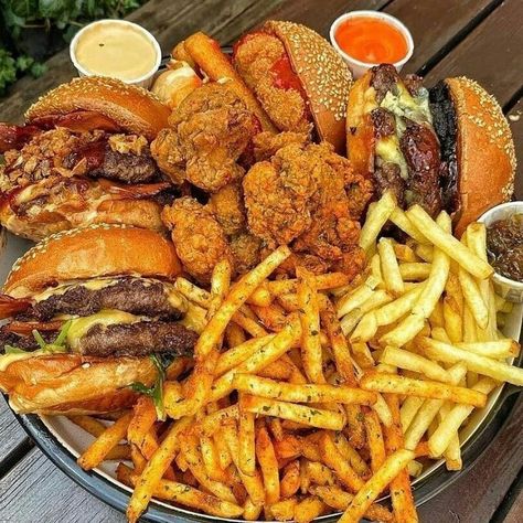 Credit :DM #burgers #burger #food #foodporn #foodie #instafood #burgerporn #fries #burgertime #foodstagram #cheeseburger #foodphotography #yummy #hamburger #foodlover #fastfood #burgerlover #pizza #delicious #burgerlove #foodies #foodblogger #delivery #cheese #bbq #dinner #burgerlovers #beer #lunch Bistro Food, Food Content, Food Babe, Food Therapy, Mexican Food Recipes Easy, Yummy Comfort Food, Food Goals, Unhealthy Food, Food Platters