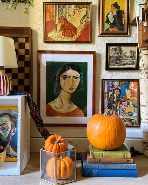 Wish you a happy Fall Friday 🤍🎃✨ . . . . . . . Gallery Wall | Art gallery wall | Thrifted home | Vintage home style | Modern vintage | Eclectic decor | Maximalist interior | Maximalist style | Eclectic style | Modern Cottage | Cottage style | Cozy home | Cozy interior | Colorful home | Colorful interior | Home styling | Art lovers | Interior inspiration . . . #gallerywall #gallerywalldecor #eclecticdecor #moderntraditional #housetohome #houseandhome #homedecor Neutral Maximalism, Happy Fall Friday, Cozy Eclectic Home, Moody Eclectic, Vintage Eclectic Decor, Aesthetic Gallery Wall, Fall Friday, Good Bathroom, Eclectic Decor Vintage