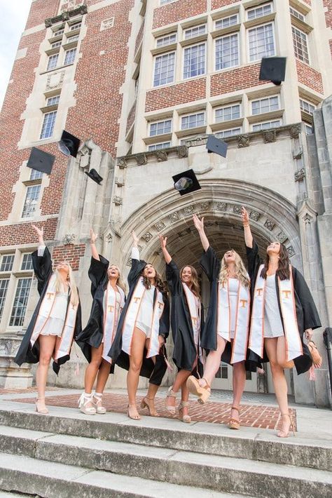 Utk Graduation, Graduation Group Photo Ideas, Graduation Pictures With Friends, Group Graduation Pictures, College Graduation Photography, University Friends, University Of Tennessee Knoxville, Graduation University, Graduation Pose