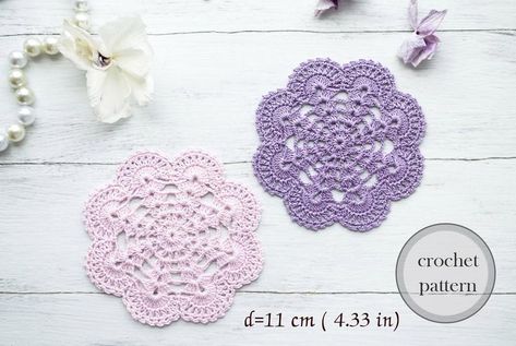 Cute Crochet Coasters, Thread Spool Holder, Crochet Head Bands, Items To Crochet, Cup Cozy Crochet, Baskets Crochet, Granny Square Häkelanleitung, Beanie Pattern Free, Crochet Beanie Pattern Free