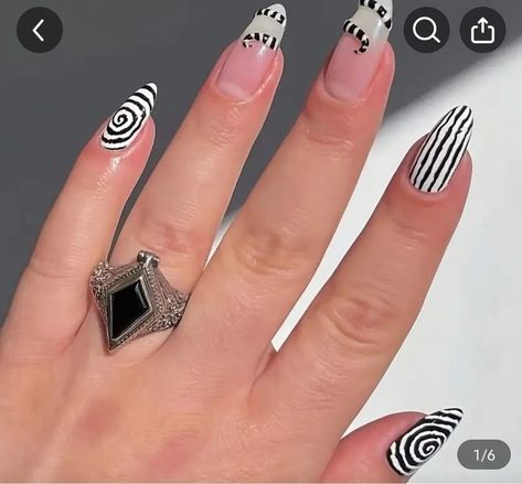 Black And White Graffiti, Nagel Tips, Golden Glitter, Popular Nails, Nailed It, False Nail, Cosmetics Brands, Nail Accessories, Black Nails