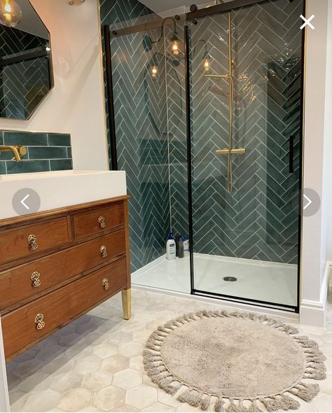 Green Tile Bathroom, Bad Inspiration, Bathroom Design Decor, Downstairs Bathroom, Tile Shower Ideas, Bathroom Inspiration Decor, Small Bathrooms, Upstairs Bathrooms, Bad Design