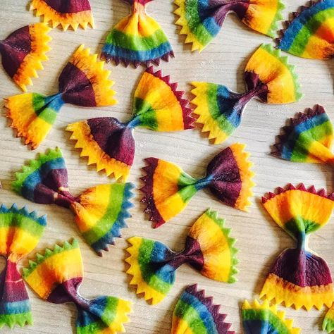 Meet the Instagrammer Turining Pasta Into Rainbow Art Rainbow Pasta, Pasta Art, Squash Pasta, Food Artists, Natural Food Coloring, Making Pasta, Butterfly Pea Flower, Incredible Edibles, Rainbow Food