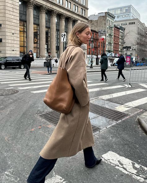 Amalie Moosgaard Nielsen (@amaliemoosgaard) • Instagram photos and videos Amalie Moosgaard, French Girl Chic, Morning Commute, Autumn Style, Fall Fits, In The Bag, Mood Board Fashion, Cold Weather Outfits, Autumn Outfit