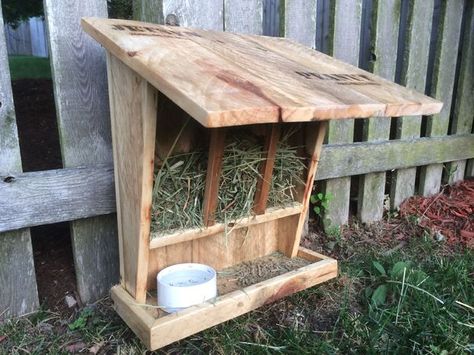 The Wild Rabbit Feeder from a Pallet #woodworking #outdoors #pet #bunny Rabbit Cages Outdoor, Rabbit Feeder, Rabbit Pen, Wild Bunny, Rabbit Enclosure, Rabbit Habitat, Meat Rabbits, Bunny Hutch, Rabbit Hay