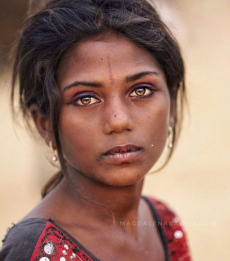 Portraits Illustrés, Indian People, Photographie Portrait Inspiration, Street Portrait, Unique Faces, Indian Woman, 수채화 그림, Freelance Photographer, People Of The World