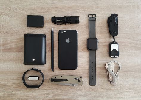 Edc Essentials, Things Organized Neatly, Edc Gadgets, Edc Tactical, Pocket Dump, Edc Knife, What In My Bag, Edc Tools, Edc Gear