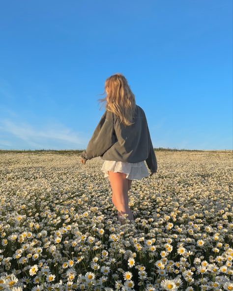 Field, daisies, girl, golden hair, white skirt, sweatshirt, sunset, regiment of daisies Skirt And Sweatshirt, Daisy Fields, Field Of Daisies, Daisy Field, Daisy Girl, Indie Girl, Sims House Design, Golden Hair, Sims House