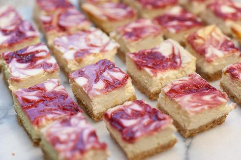 These beautiful lemon and raspberry cheesecake bars are both tart and sweet, perfect for garden parties or picnics, and so very easy to make! #dessert, #partyfood, #picnic, #raspberry, #cheesecake Raspberries Recipes, Raspberry Bread, Raspberry Swirl Cheesecake, Raspberry Cheesecake Bars, Lemon Cheesecake Bars, Cream Cheese Bars, Raspberry Bars, Raspberry Desserts, The Food Charlatan