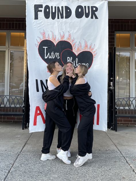 Big Little Twins Reveal, Big Little Banner, Banner Painting, Picture Pose Ideas, Twins Posing, Alpha Phi Sorority, Sorority Poses, Big Little Sorority, Sorority Banner