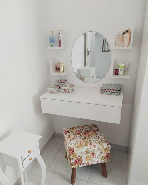 Simple Vanity Ideas Bedroom, Minimalist Room Ideas Small Spaces, Dressing Table Diy, Dressing Table Room, Small Bedroom Hacks, Simple Vanity, Simple Bedroom Decor, Simple Wall Decor, Dekorasi Kamar Tidur