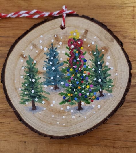 Tree Round Ornaments, Small Wood Slice Ornaments, Cute Ornament Painting Ideas, Diy Christmas Wooden Ornaments, Painted Round Ornaments, Hand Painted Wood Slice Christmas Ornaments, Christmas Ornaments Painted On Wood, Christmas Painting Ornaments, Wooden Painted Christmas Ornaments