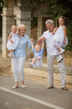 Grandkids Photography, Grandparents Photography, Grandkids Pictures, Large Family Poses, Big Family Photos, Grandparent Photo, Extended Family Photos, Large Family Photos, Family Photoshoot Poses