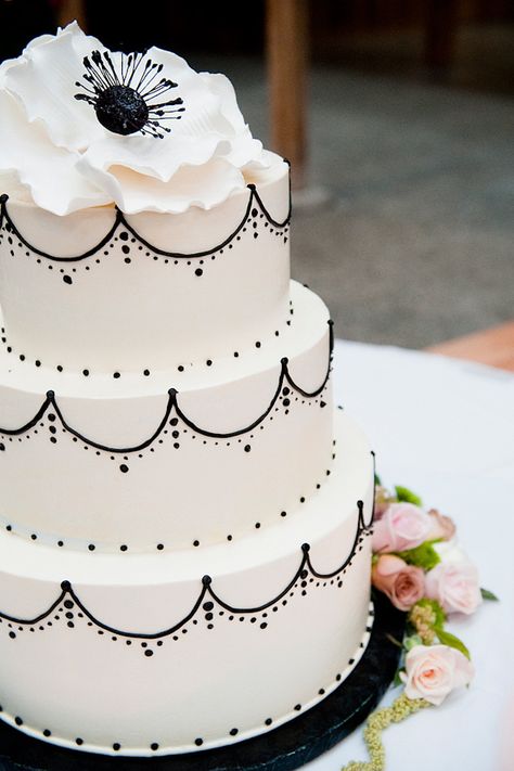 Black White Cakes, Blush Wedding Cakes, Black And White Wedding Cake, Big Wedding Cakes, Black Wedding Cakes, Wedding Cake Photos, Floral Wedding Cakes, White Wedding Cakes, Simple Wedding Cake