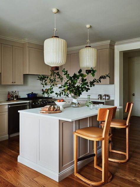 a kitchen with a table and chairs Park Avenue Apartment, Feng Shui Decor, Manhattan Apartment, Townhouse Designs, New York Apartment, Upper East Side, Park Avenue, Kitchen Pantry, Kitchen Art