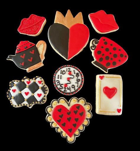 Queen Of Hearts Cookies, Queen Of Hearts Cupcakes, Queen Of Hearts Birthday, Alice In Wonderland Cookies, Tim Burton Party, Heart Sugar Cookie, Heart Cupcakes, Graduation Party Themes, Red Party