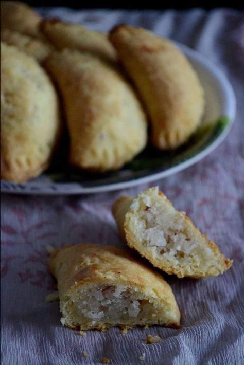 Iraqi Coconut Kleicha Wise Pictures, Eid Cookies, Ramadan Recipe, Middle Eastern Sweets, Eid Sweets, Middle East Food, Middle East Recipes, Middle Eastern Desserts, Stuffed Cookies