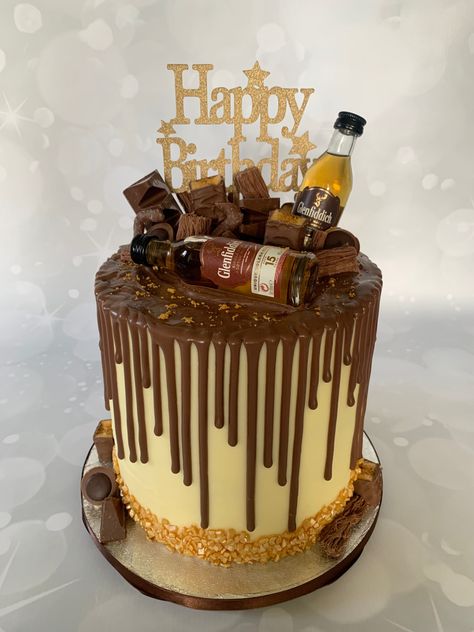 Cake
Drip cake
Whiskey Whiskey Decorated Cake, Glenfiddich Cake, 18th Birthday Cake Designs, Crunchie Bar, Whiskey Cake, Chocolate Mud Cake, 18th Birthday Cake, Mud Cake, Chocolate Drip