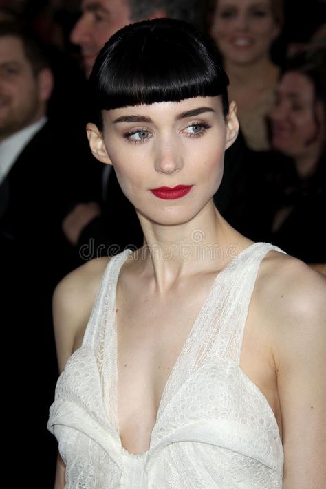 Rooney Mara Makeup, Movie Actors, Face Tips, The Girl With The Dragon Tattoo, Baby Bangs, Rooney Mara, Girl Celebrities, Bang Bang, Pull Off