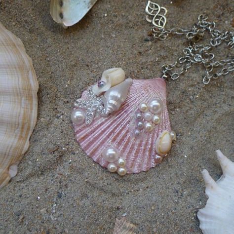 Amazing Pendant Made Of A Genuine Scallop Seashell !! It S Hand Painted With A Light Pink With Gold Glitter , Adorned With A Silver Rhinestone Starfish And Faux Pearls Mounted On A Silver Tone Chain, Adjustable With Lobster Clasp About 2,5 Inches Scallop Seashell, Seashell Pendants, Mermaid Beach, Mermaid Jewelry, Epoxy Resin Crafts, Seashell Necklace, Spa Party, Mermaid Necklace, Tiered Trays