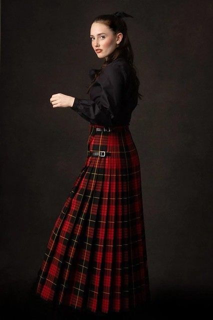 Scotland Traditional Clothes, Kilt Outfits Women, Tartan Outfit, Irish Dress, Looks Kate Middleton, Tartan Fashion, Great Scot, Kilt Outfits, Scottish Fashion