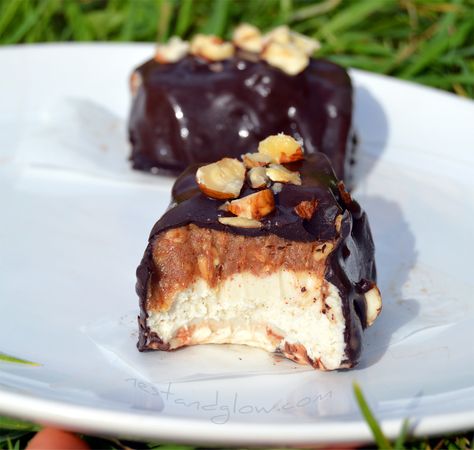 Healthy Snickers Ice Cream Bars Recipe - http://www.nestandglow.com/healthy-recipes/snickers-ice-cream-bars Snickers Ice Cream Bars, Healthy Snickers, Ice Cream Bar Recipe, Snickers Ice Cream, Ice Cream Bars, Vegan Candies, Ice Cream Bar, Sugar Free Diet, Snickers Bar