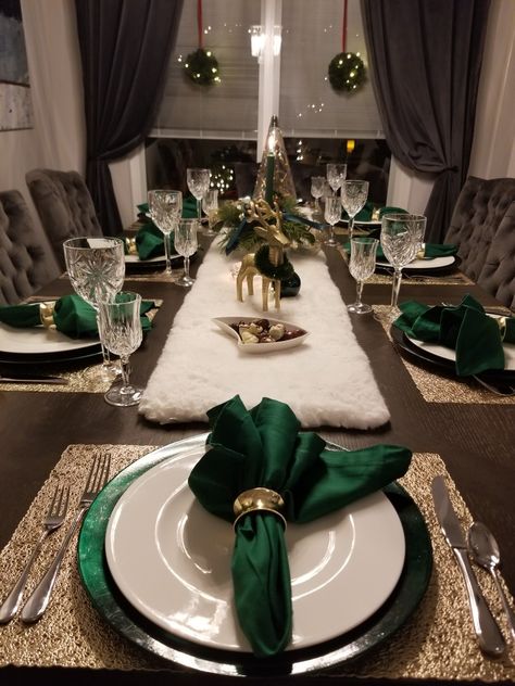 Green Christmas Table, Emerald Christmas, Christmas Table Setting Ideas, Christmas Dinner Table Settings, Table Setting Ideas, Christmas Table Setting, Tafel Decor, Christmas Dining Table, Christmas Dinner Table