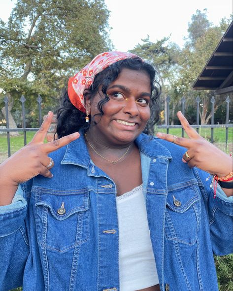 bandana in curly hair, flower bandana, mushroom earrings, plus size outfit, concert outfit, gem makeup inner corner Makeup Inner Corner, Plus Size Curly Hair, Flower Bandana, Gem Makeup, Bandana Outfit, Outfit Concert, Outfit Plus Size, Mushroom Earrings, Plus Size Outfit