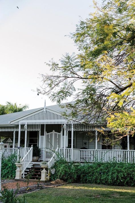 A florist's charming homestead in Emerald, Queensland, Leah Stirton's character-filled home in Emerald is a dazzling blend of theatrical panache and floral flair. Queenslander Homes Exterior, Nz Homes, Country Home Exterior, Queenslander House, Hamptons Style Home, Hamptons Coastal, Country Aesthetic, Farm Lifestyle, Cottage Renovation