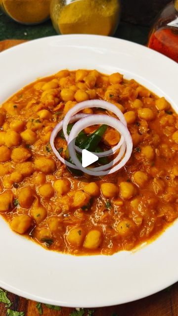 111 comments | Vembu Karthi on Instagram: "Easy SIDEDISH Recipe😋🤯
Ft. Simple channa masala💛

INGREDIENTS ✨
Soaked channa 2cup
Oil 3tbsp + 1tbsp
Cardamom 3
Cloves 4
Bay leaf 1
Cinamon 1inch
Onion 3
Tomato 2
Cashews 19
GG paste 1tbsp
Chillipowder 1tspn
Coriander powder 1.5tspn
Garam masala/Channa masala 3/4tspn
Sugar 1tspn 
Kasurimethi 1/2tspn
Greenchilly 1
Water
Salt
Coriander leaves

Simple ahh oru sidedish READY🫶🏻
Njoyy karo i sayy😂🙌🏻

Do follow @ammavukaaga
Do follow @ammavukaaga
Do follow @ammavukaaga

#dinner #snacks #snack #eveningsnacks #channa #channamasala #masala #indiancurry #curry #indian #indianrecipes #food #foodie #foodasmr #eatingasmr #cookingasmr #foodblogger #chennai #chinese #roti #paratha #gobi #vegkurma #kurma #korma #vegrecipes #chole #cholemasala #happyme @amm Chan Masala, White Chana Recipe, Channa Recipe, Masala Ingredients, Chana Recipe, Curry Indian, Jeera Rice, Dinner Snacks, Goan Recipes