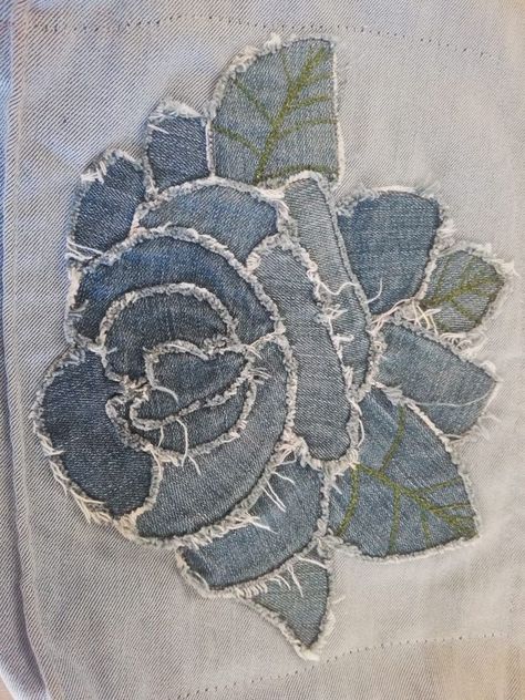 Applique On Denim, Tas Denim, Denim Applique, Denim Crafts Diy, Textile Art Embroidery, Blue Jeans Crafts, Denim Art, Fabric Embellishment, Reverse Applique