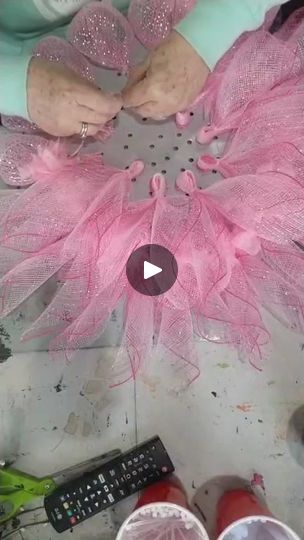 Making some flamingos. Join me!!!!! | By My Conch Inn Creations | Facebook Flamingo Wreaths For Front Door, Flamingo Wreath Diy, Diy Flamingo Decor, Flamingo Wreath Ideas, Pink Flamingo Craft, Flamingo Projects, Flamingo Wreath, Mesh Crafts, Deco Mesh Crafts