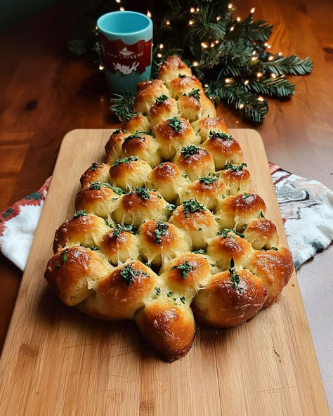 2 Cheesy Dough Balls, Mozzarella Bread Balls, Mozzarella Ball Christmas Tree, Mozzarella Dough Balls, Stuffed Dough Balls, Christmas Mozzarella Tree, Christmas Tree Mozzarella Balls, Christmas Tree Shaped Appetizers, Mozzarella Christmas Tree