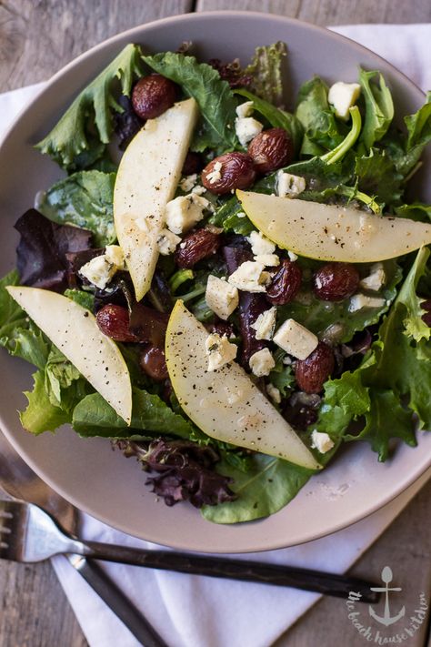 Roasted Grape Salad with Pears, Blue Cheese and Maple Dressing Easy Grilled Dinner, Salad With Pears, Maple Dressing, Grilled Mahi Mahi, Roasted Grapes, Paleo Keto Recipes, Winter Foods, Yummy Salads, Sliced Pears