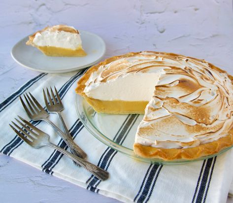 Paleo Lemon Meringue Pie, Pie Crust Uses, Meringue Pie Recipes, Vegetarian Desserts, Italian Meringue, Lemon Filling, Lemon Pudding, Paleo Desserts, Homemade Pie Crusts