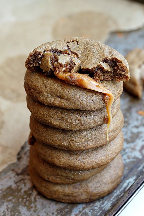 Caramel Stuffed Soft Gingerbread Cookies - Fabtastic Life Lebkuchen Cookies, Gingerbread Dessert, Brownie Vegan, Cookies Aesthetic, Soft Gingerbread, Soft Gingerbread Cookies, Ginger Bread Cookies Recipe, Taco Bell, Chewy Cookie